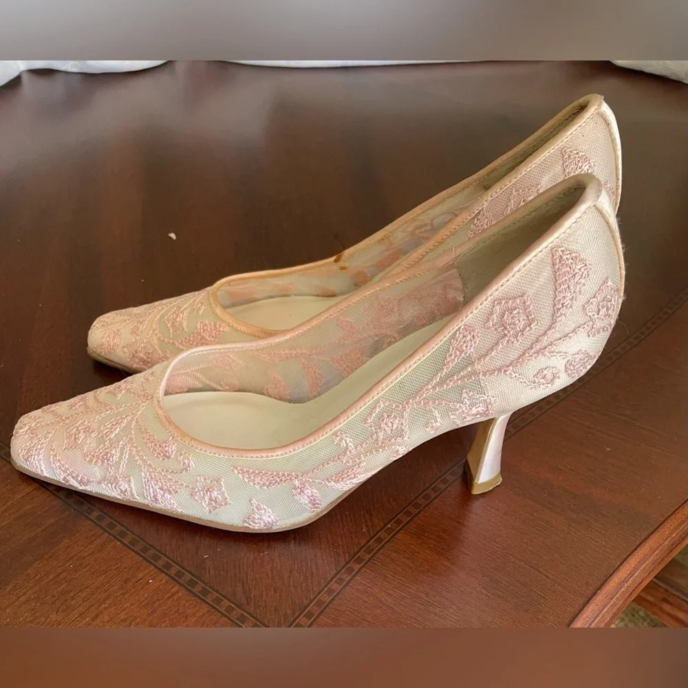 Lord & Taylor Pink Lace Women's Shoes high heel pump size 6M . Square Toe.